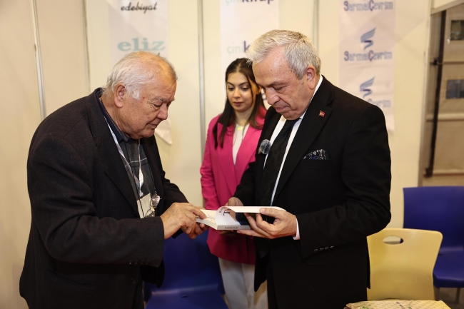 Şadi Özdemir kitapseverlerle buluştu