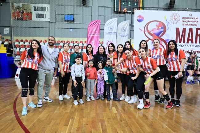 Ev kadınları voleybol müsabakasında yer aldı
