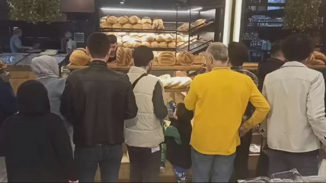 Bursa’da ilk iftar gününde pide kuyruğu
