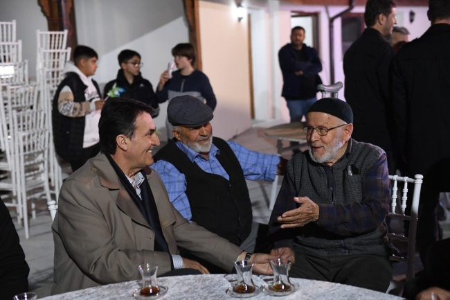 Mustafa Dündar, ilk iftarı vatandaşlarla yaptı