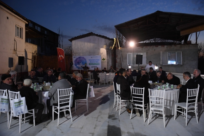 Mustafa Dündar, ilk iftarı vatandaşlarla yaptı