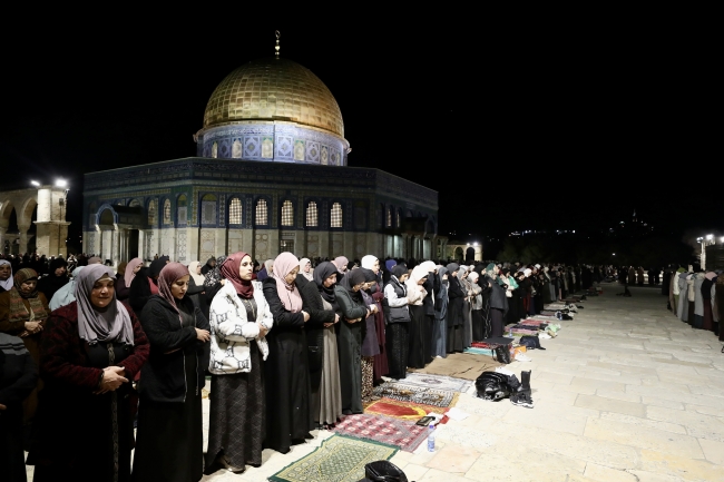 Müslümanlar Mescid-i Aksa'ya akın etti