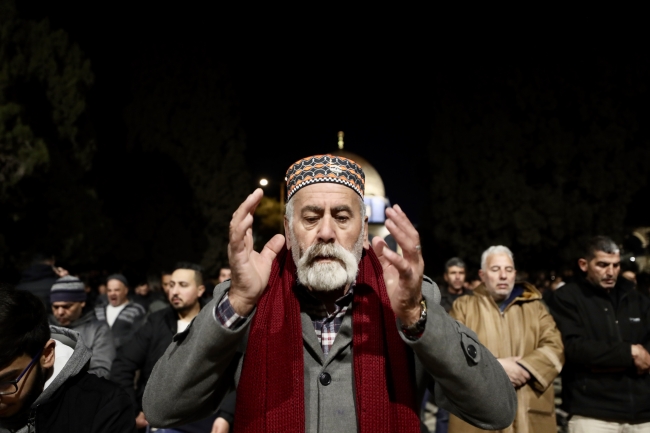Müslümanlar Mescid-i Aksa'ya akın etti