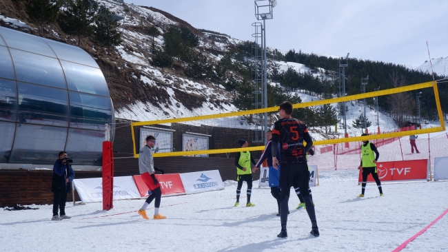 Palandöken'de kar voleybolu heyecanı