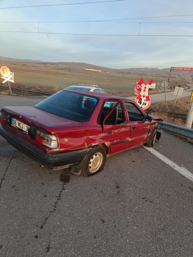 Otomobil bariyerlere çarptı!