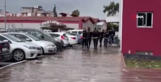 Mobil uygulamadan iki kişiyi gasp eden şahıslar tutuklandı.