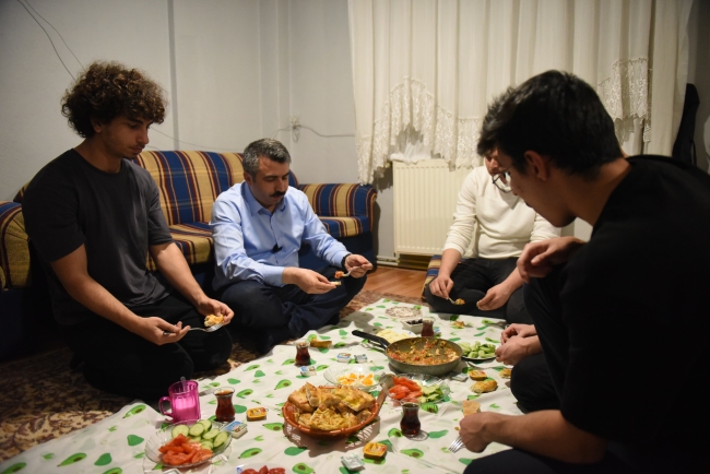 Başkan Yılmaz, sahuru gençlerle yaptı