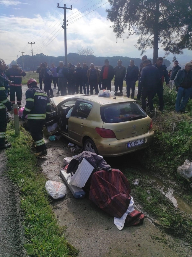 Manisa’da otomobil menfeze çarptı