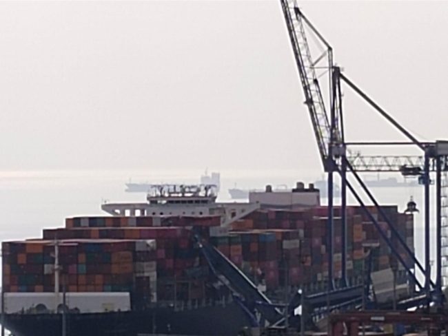 Kocaeli'de geminin çarptığı 3 vinç devrildi