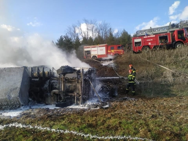 Yoldan çıkan TIR alev alev yandı