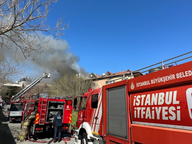5 katlı binadan alevler yükseldi! Bina sakini balkondan izledi