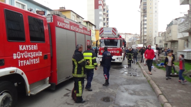 3 katlı binada yangın paniği