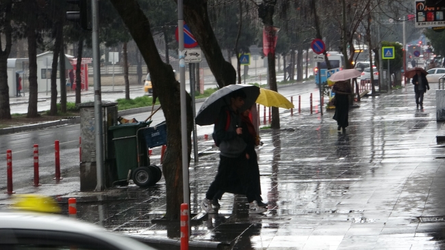 Diyarbakır’da sağanak yağışa teslim oldu