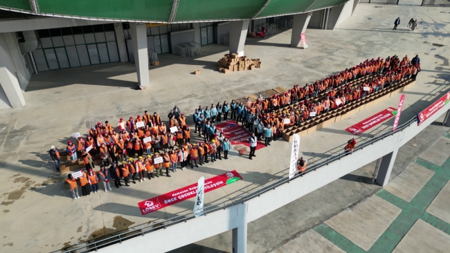 LÖSEV'den Bursa'da yüzlerce mutluluk kolisi