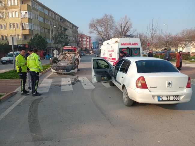 Bursa'da iki araç çarpıştı! Araç ters takla attı