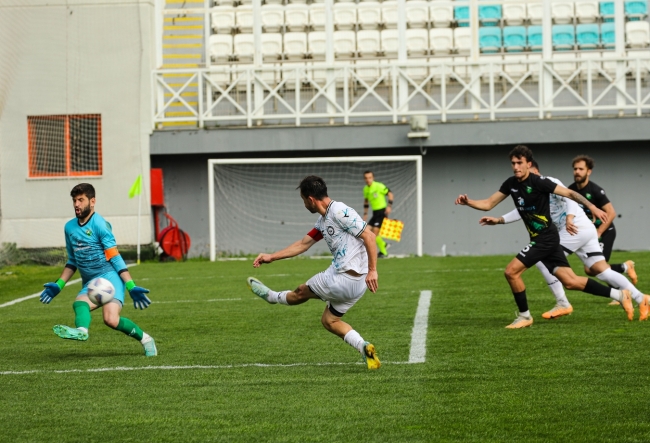 Nilüfer Altınova'ya gol yağdırdı