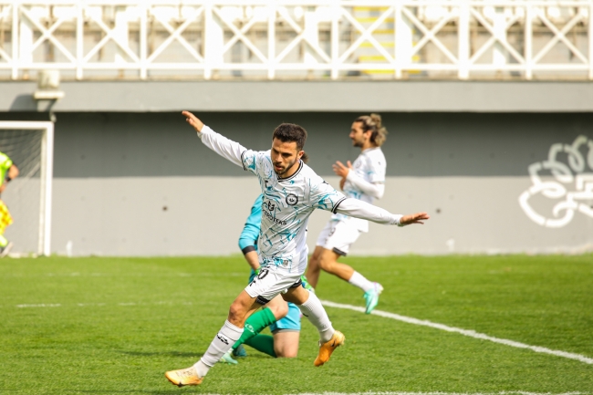 Nilüfer Altınova'ya gol yağdırdı