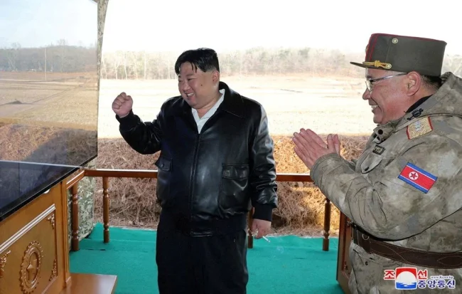 Kim Jong Un savaş tatbikatı yapıyor