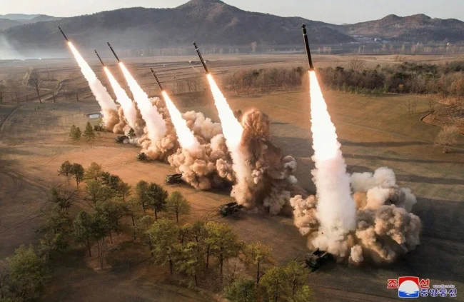 Kim Jong Un savaş tatbikatı yapıyor