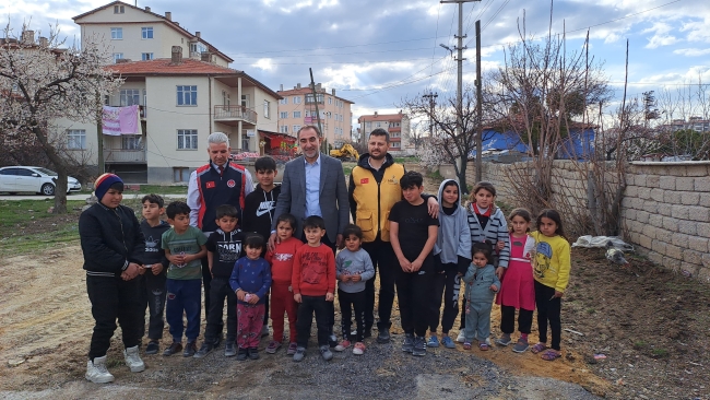 Şehitlerin isimlerinin yazılı notla yetimlere gıda çeki dağıtıldı