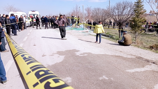 Otobüs durağında bekleyenlere otomobil çarptı