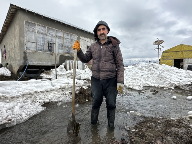 Yağış ardından evi ve odunluğu su altında kaldı