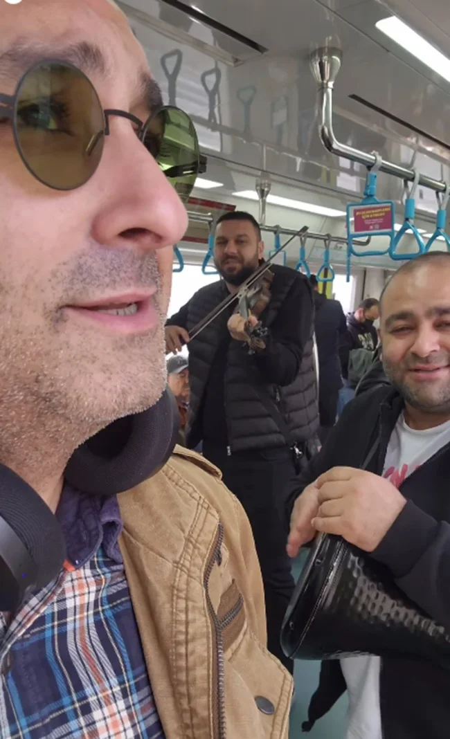Rüştü Onur Atilla müzisyenlere eşlik etti