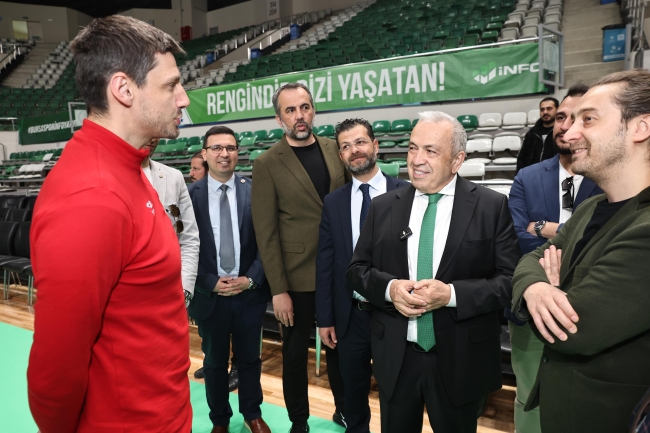 Şadi Özdemir Bursaspor Basketbol Takımı’nı antrenmanda izledi