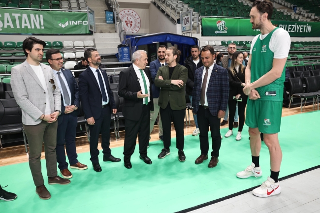 Şadi Özdemir Bursaspor Basketbol Takımı’nı antrenmanda izledi