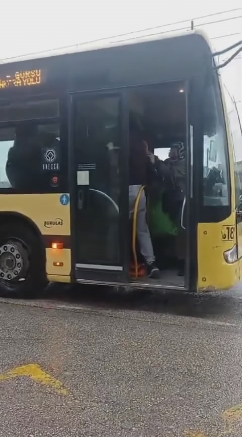 Bursa'da yolcu otobüsü karıştı! Yolcular birbirine girdi