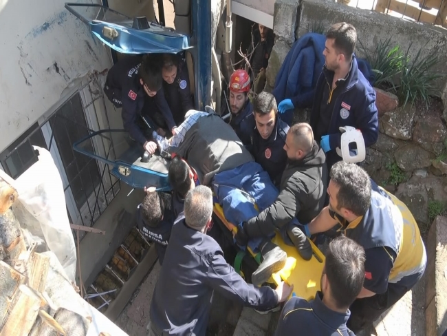Asılı kalan otomobilde can pazarı yaşandı