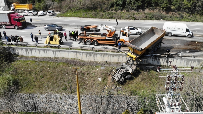 D-650'de feci kaza! Bariyerlerde asılı kaldı