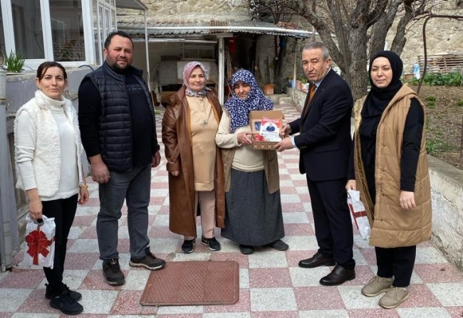 Muhtar adayından mahalleliye fincan takımı
