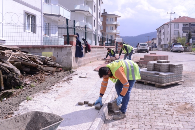 Yeniceköy'de yol kaplama ve tretuvar çalışmaları sürüyor