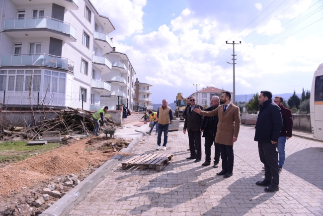Yeniceköy'de yol kaplama ve tretuvar çalışmaları sürüyor