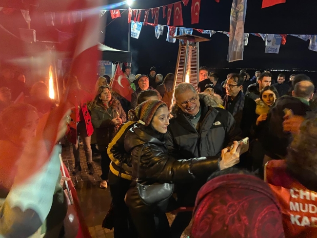 Bursa'da soğuk havaya aldırmadılar, Deniz Dalgıç'a desteğe geldiler