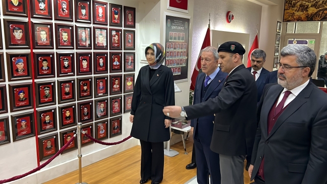 Hulusi Akar’a şaşırtan karşılama