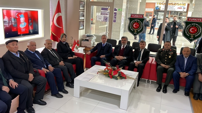 Hulusi Akar’a şaşırtan karşılama