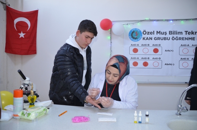Muş'ta kimya öğretmeni yaptığı çalışmayla 3 saniyede kan grubu öğreniliyor