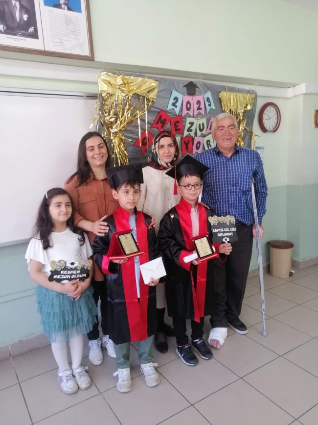 42 yıllık öğretmen öğrencilerine veda etti