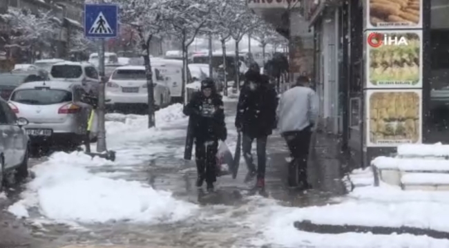 Erzurum'da kar yağışı hayatı olumsuz etkiledi