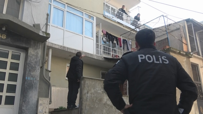 Ablasını rehin aldı!
