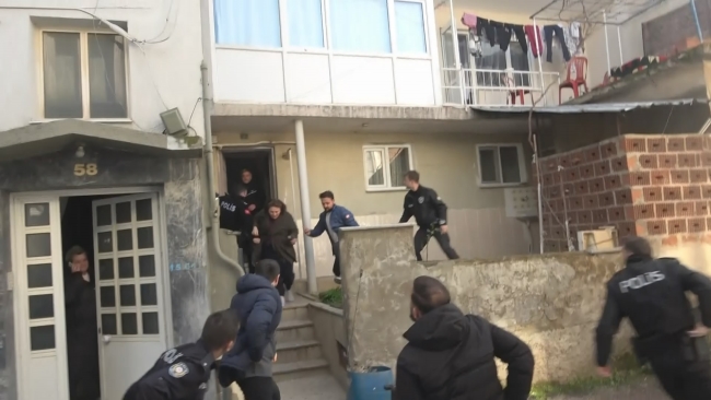 Ablasını rehin aldı!