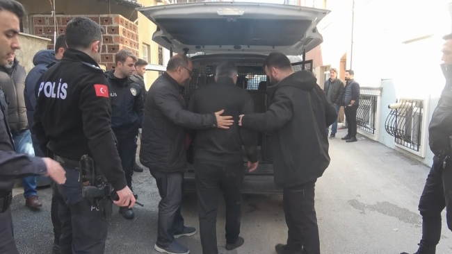 Ablasını rehin aldı!