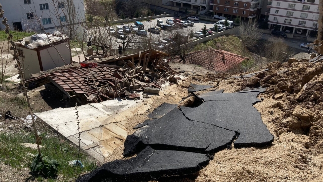 İstinat duvarı gecekondunun üzerine çöktü