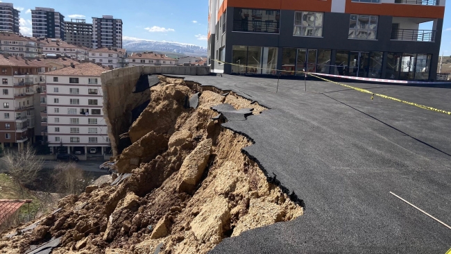 İstinat duvarı gecekondunun üzerine çöktü