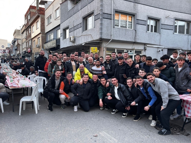 Bursalı gençlerden bin kişilik iftar