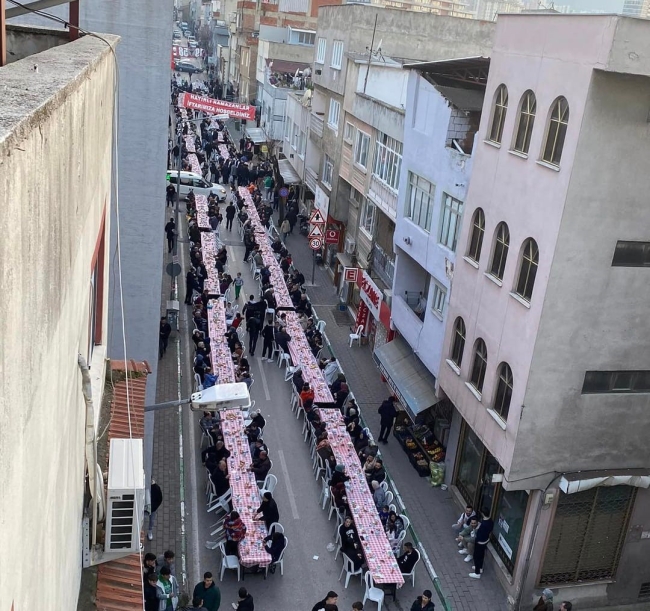 Bursalı gençlerden bin kişilik iftar