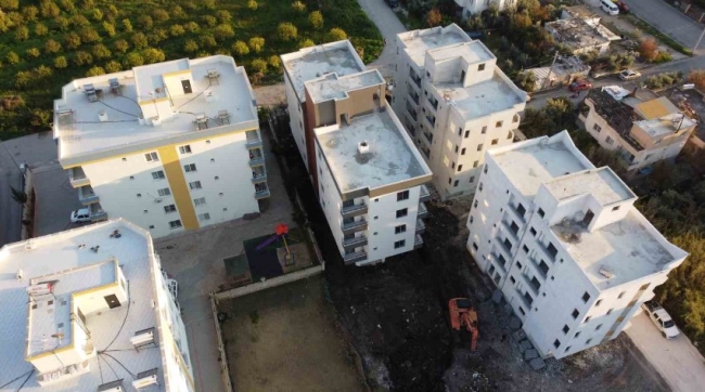 Mersin'de bina yan yatmaya başladı