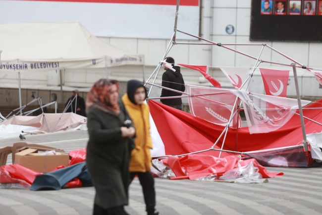 Bursa’da fırtına parti stantlarını yıktı geçti